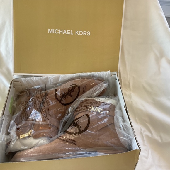 Boots - Picture 4 of 4